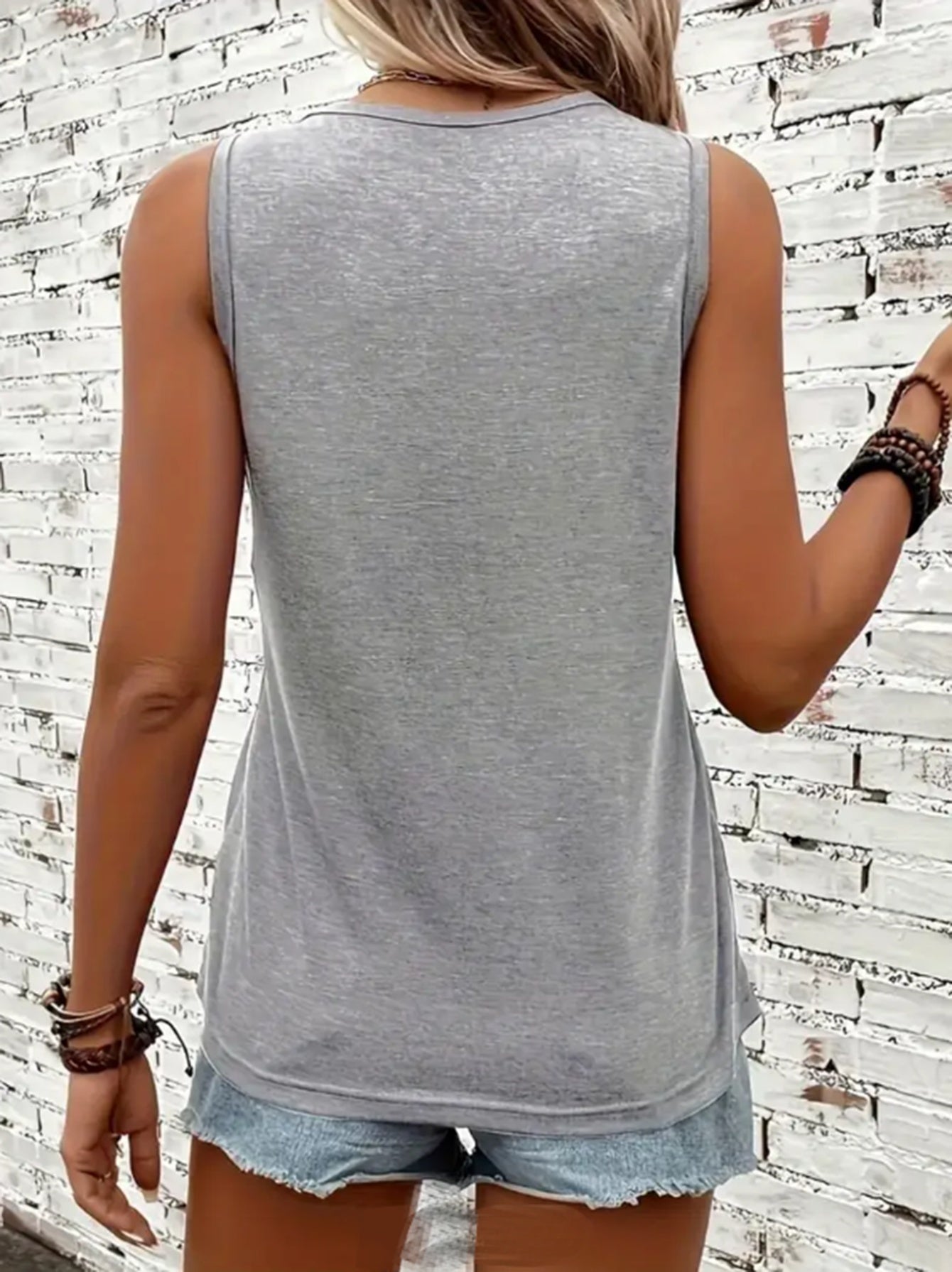 Women's Casual Sleeveless Tank Top with DJ Music Graphic Print - EDM Rave-Inspired Acid House & Psychedelic Pop Design, Stretchy Comfort Fit, Machine Washable for Clubbing, Festivals & Casual Attire, Ladies Tank Tops, Festiva
