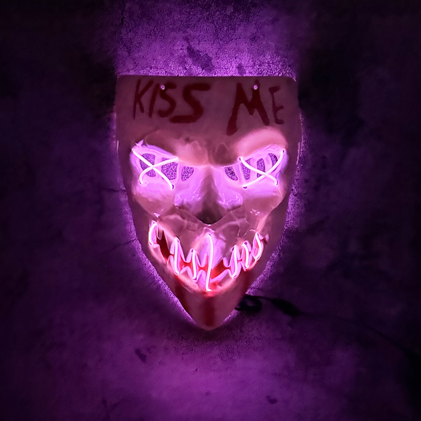 Glow-in-the-Dark Halloween Kiss Me Mask for Spooky Parties, Cosplay & Festive Costumes – Requires 2x AA Batteries (Batteries Not Included)